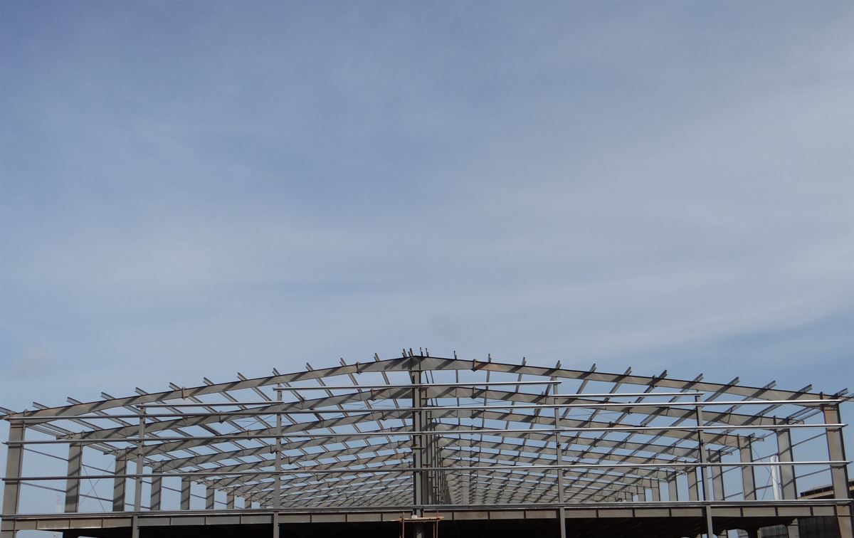 Steel portal frame for an industrial warehouse
